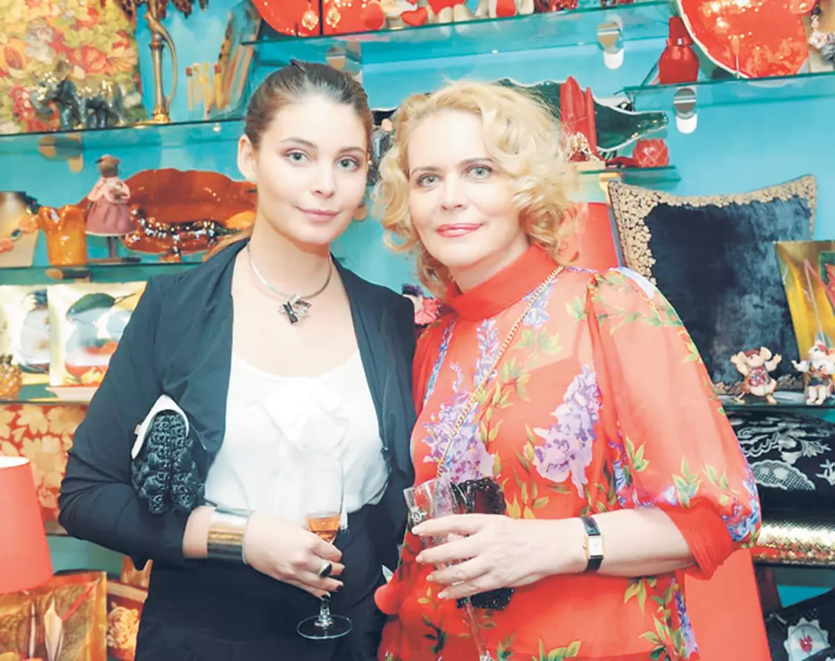 Aktrise Alena Yakovlev ar meitu Maria Kozakova