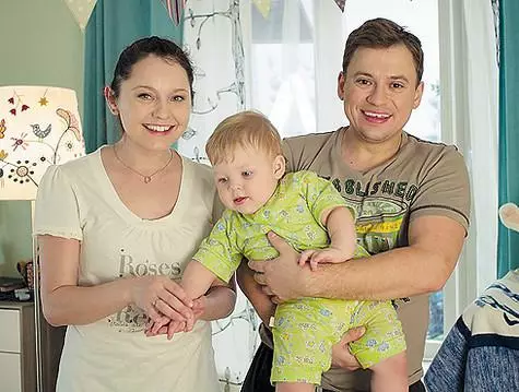 在“Sashahatany”系列中，Andrei Gaidulian Sasha Sergeyev的英雄与女主角瓦伦蒂娜·鲁马娃娃塔蒂亚纳结婚。在电影中，他们抬起了艾伦巴的儿子。我们可以说演员已经为家庭生活做好了准备。 。