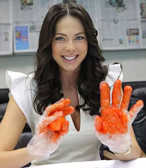 Pro malování vajec, ujistěte se, že používáte rukavice. Foto: Natalia Governorovova.