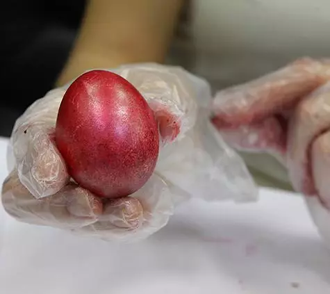 Юлія Аліпова використовує фарбу для яєць з ефектом хамелеона. Фото: Наталія Губернаторова.