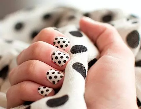 També aquest estiu a la moda serà una manicura a Polka Dot. .