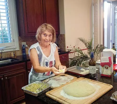 Kun Oksanan äiti vierailee Los Angelesissa, käsittelee tyttärensä Borschtin ja kotitekoisen leivonnan kanssa. Kuva: Henkilökohtainen arkisto Oksana Robski.