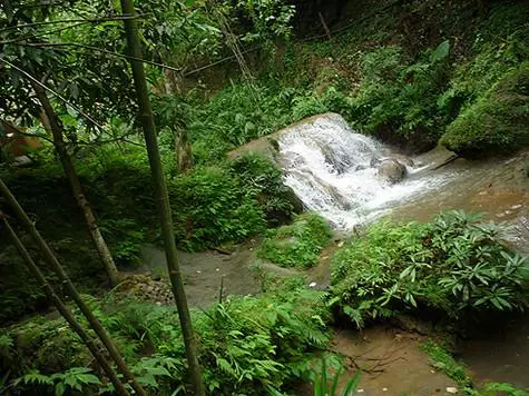 No verão, numerosas cachoeiras ganham vida, que atravessavam a temporada de inverno.