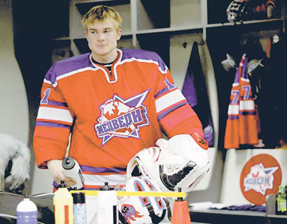 It ôfgoade fan 'e famkesakak Sapar Saporizhia begon nei't de TV-searje "Molodezhka", wêr't de akteur in doelferdigener spile hat fan in hockeyteam