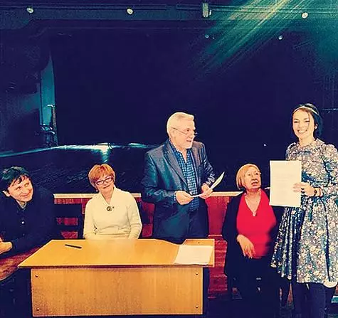 Satri Kazanova nampi diploma. Poto: Instagram.com.