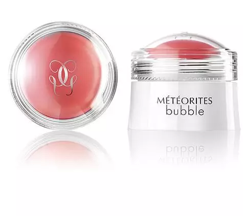 Meteorites Bubble Cream Blush kutoka ukusanyaji wa spring ya maua kutoka kwa Guerlain Fragrant na Violets ni harufu ya kampuni ya brand.