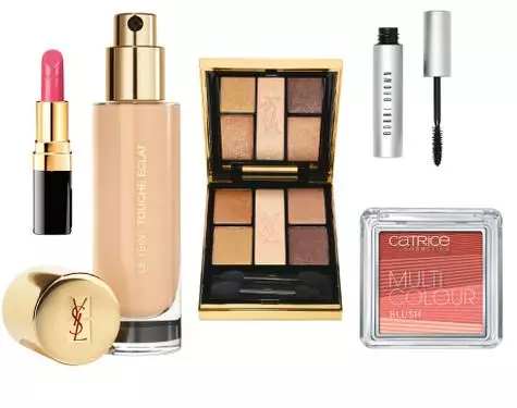 Fënnef-Faarf Pallet Omberen 5 Lumiers Nades, Shade Nummer 3, YSL; Tonal Basel le tetint touchesch Eclat, YSL; Lipstick Rouge Coco, Chanel; Mascarara Smakke Ae Mascara, Bobbi Brown; Multicolor blouss, Geméis. An.