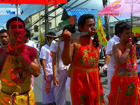 I membri delle processioni perforano i loro corpi con diversi oggetti acuti - dai perni ordinari a un enorme sciabola e persino ombrelli.
