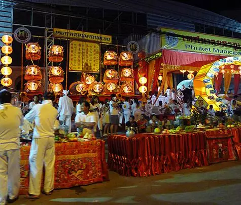 Tegen het einde van de festivalweek in Phuket zijn er tafels met verschillende goodies - zodat de goden een snack kunnen hebben.