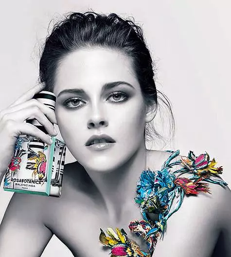 Kristen Stewart v reklamní kampani nové aroma Rosabotanica domu Balenciaga. .