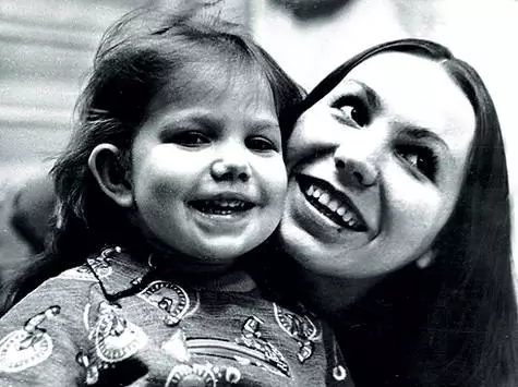 Katya amb mare, Lyudmila Vasilyevna. "Late aquesta saviesa, va fer una infància tan extraordinària i la meva vida!" - Es reconeix l'actriu. Foto: Arxiu personal de Catherine Bulkina.