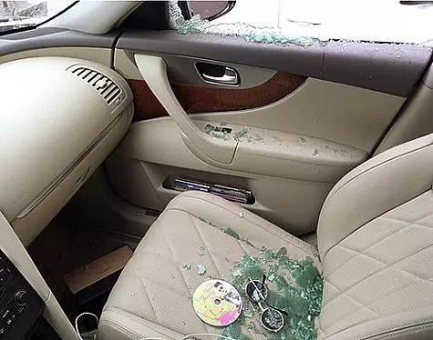 Vodonaeva mäletas, kuidas märtsis ta murdis klaasi autost. Ja see eeldab, et mõlemad juhtumid võivad omavahel ühendada. Foto: Instagram.com/alenavodonaeva.