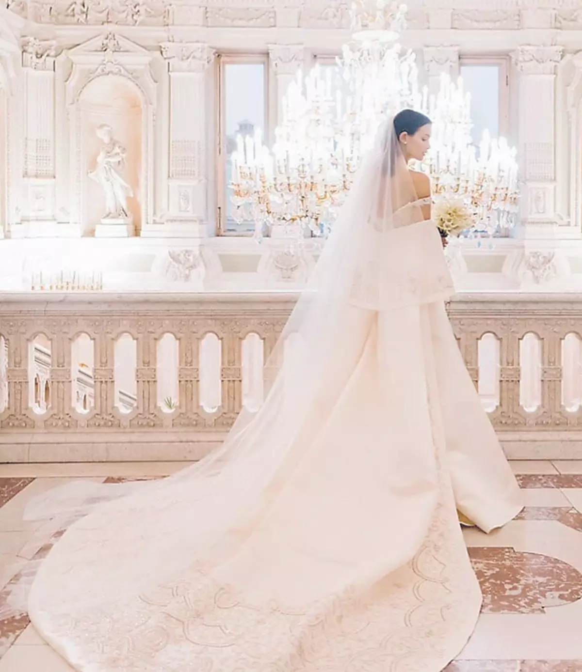 Paulina Andreeva em um vestido de casamento luxuoso em interiores do palácio. Enquanto este é o único tiro com um casamento sensacional