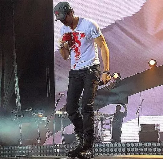 Enrique Iglesias ເກືອບສິ້ນສຸດນິ້ວມືຂອງລາວ