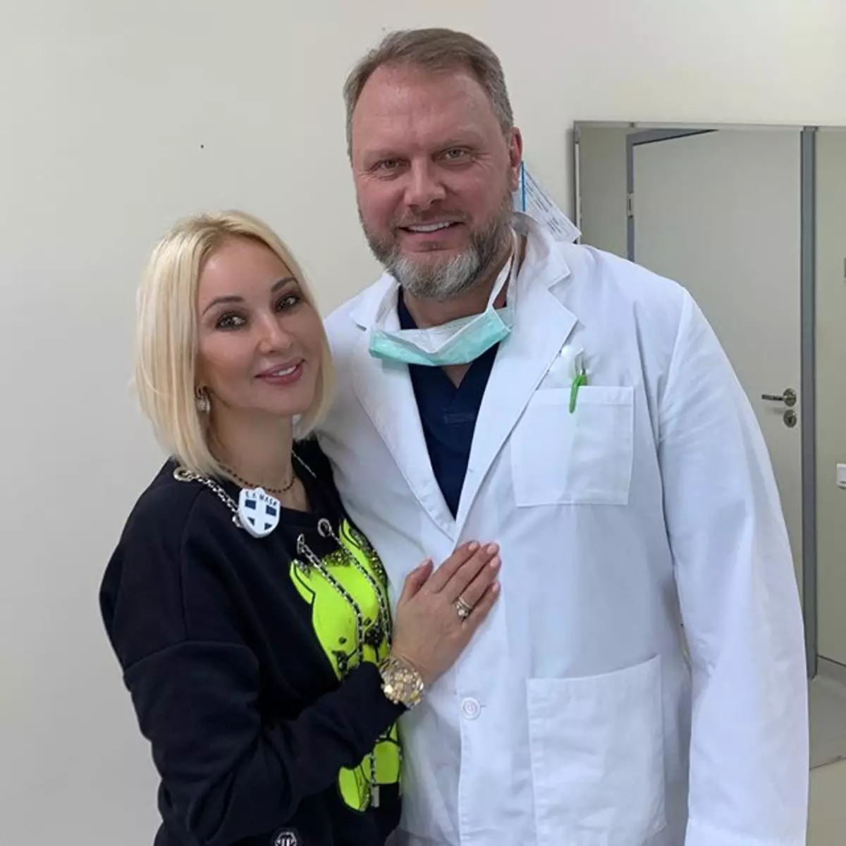Lera Kudryavtseva, tehlikeli implantlardan kurtulduktan sonra hafifçe çekti.