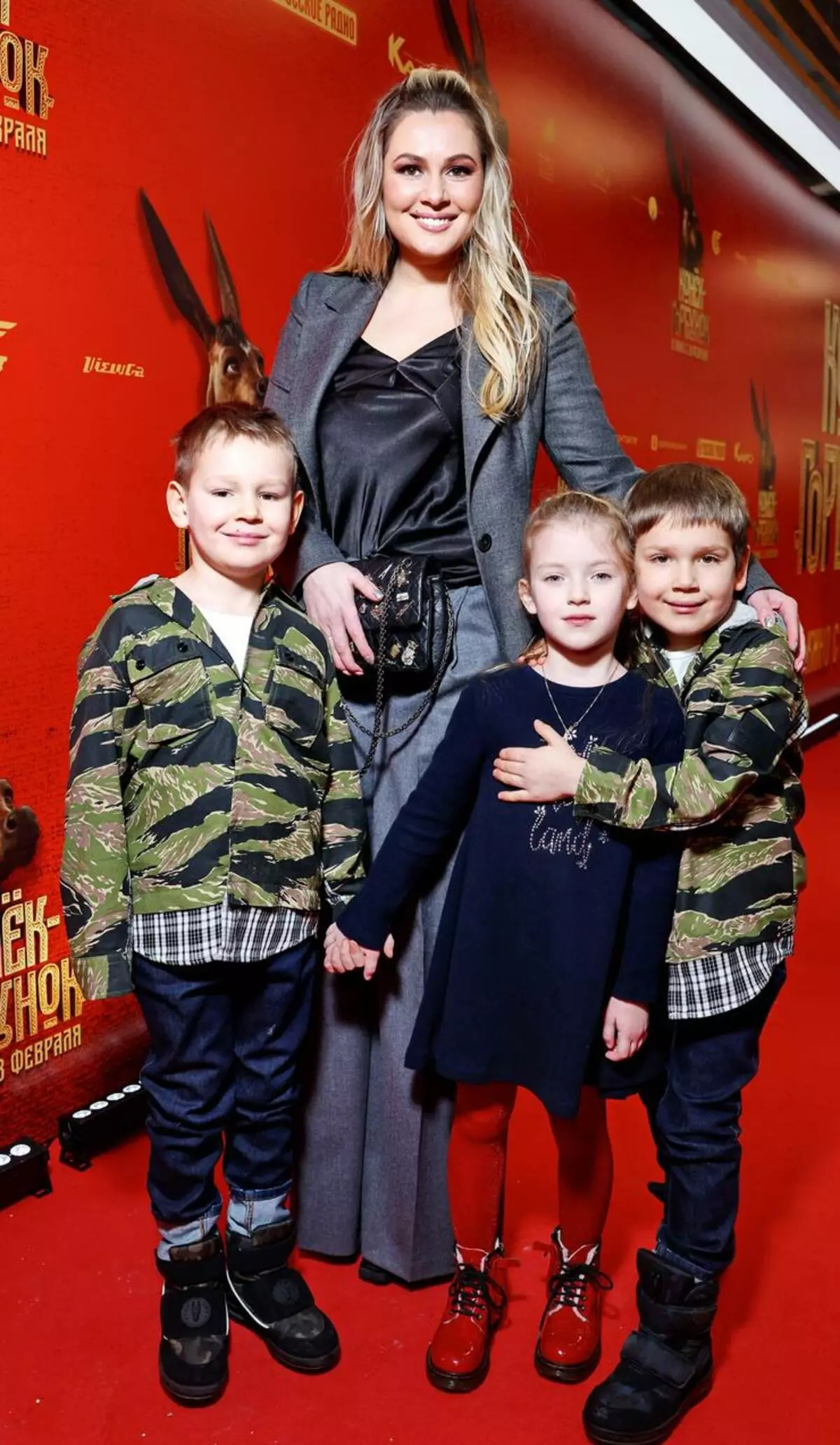 Maria Kozhevnikova s ​​sinovi in ​​njihovim dekletom