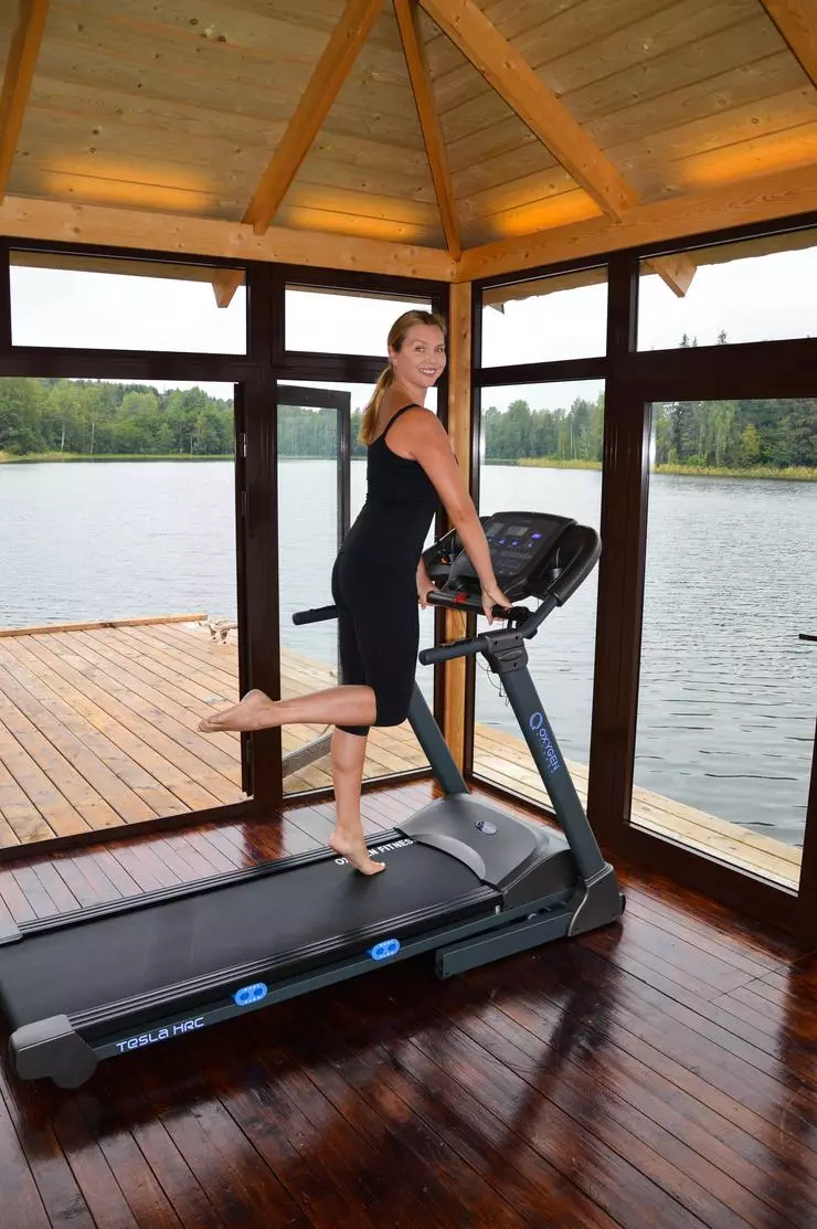 Di rumah saya mengorganisir gym kecil, di mana ada treadmill