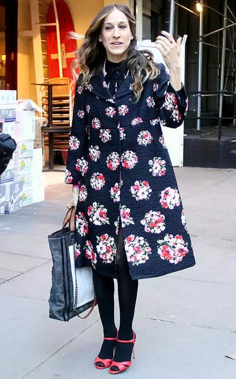 莎拉杰西卡帕克不怕实验：在一件带有花卉印刷品的外套下，她穿上亮红色凉鞋，致密的黑色连裤袜。照片：Rex特征/ FotoDom.ru。