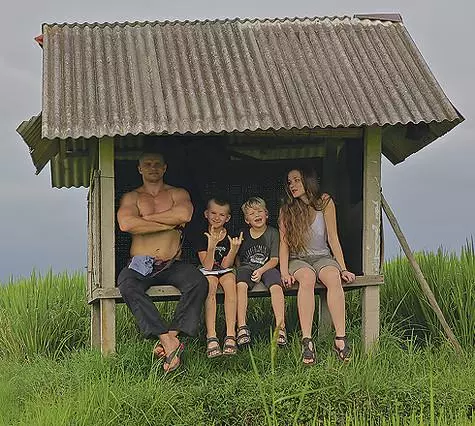 Den Anastasia huet net vu fréie Bestietnes gedreemt, awer d'Schicksal huet seng eegen Upassungen gemaach. Awer schonn, zu hirem Mann, huet d'Vondimir a Senimir a Sinn, hofft an deenen Oriegi stabil a fir eng glécklech kreativ Famill. Foto: Perséinlech Archiv vun Anastasia Vedenskaya.