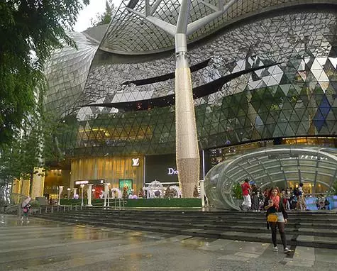 Chiar și în timpul ploii de turnare, Singapore arată elegant.