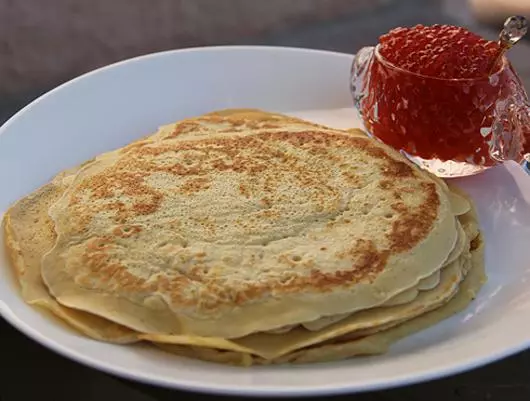 Maslenitsa: Manomàna pancakes amin'ny mpisava lalana