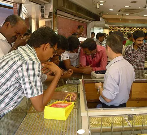 במחוז ההודי של סינגפור - חייו: גברים מקומיים ביים לחץ אמיתי בחנות מוצרי הזהב. נשים אינן כאן מקום!