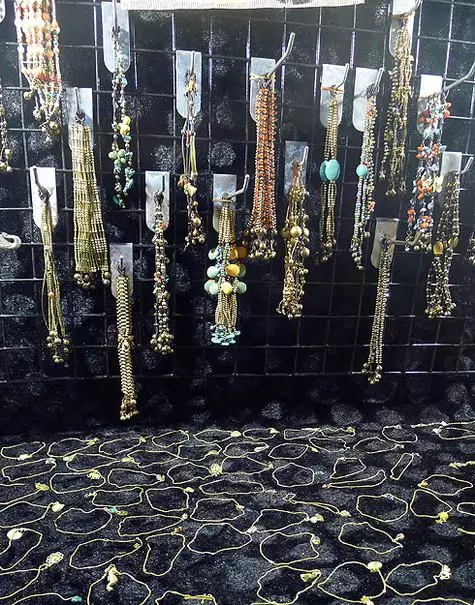 Op Phuket Town Indy Market kunt u accessoires kopen voor elke smaak ...