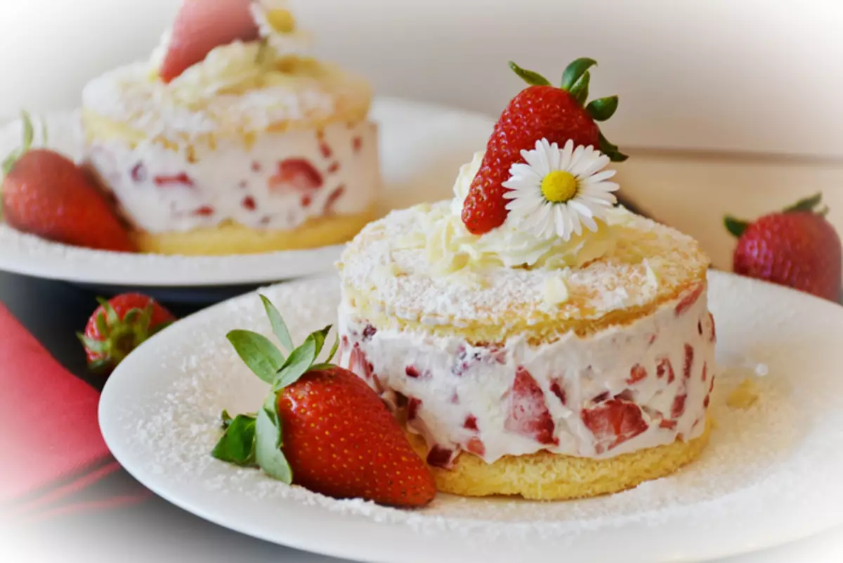 स्ट्रॉबेरी केक