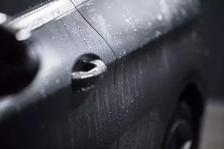 Ein Eimer, ein kleines frisches Wasser und ein Schwamm zum Waschen von Gerichten ermöglichen es Ihnen, das Auto sicher zu waschen, die schäumende Bürste zu vermeiden, die Kratzer verursachen kann