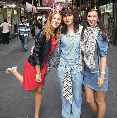 Natalia Podolskaya với chị em Julia và Tatiana. .
