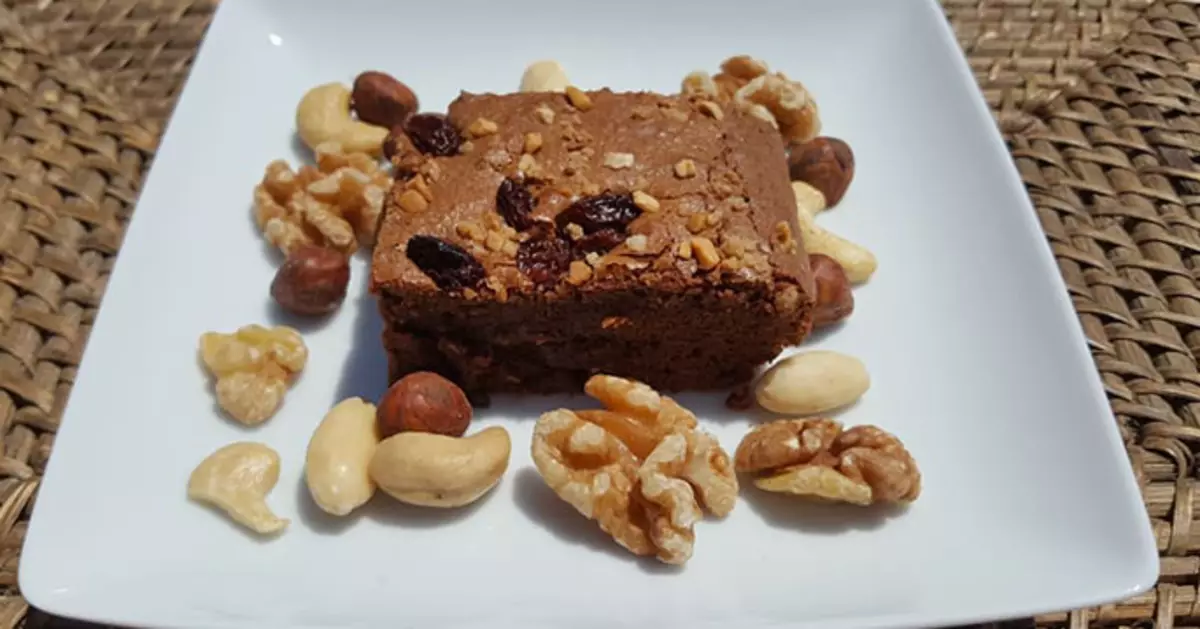 Brownie au chocolat avec des noix et des raisins secs