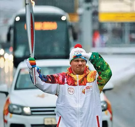 Garik Harlamov nam deel aan het relais van het Olympisch vuur. Foto: Instagram.com.