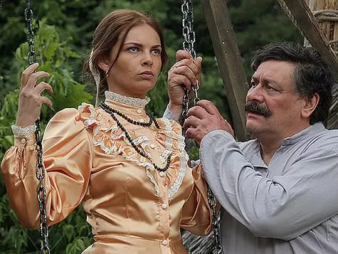 Cossack Marysya (Zoryana Marchenko) bi hewşa hewşa Stepan Steban (Vyacheslav) hez dike. Wê beriya ku cîhê xwe biser bikeve raweste. Frame ji rêzê