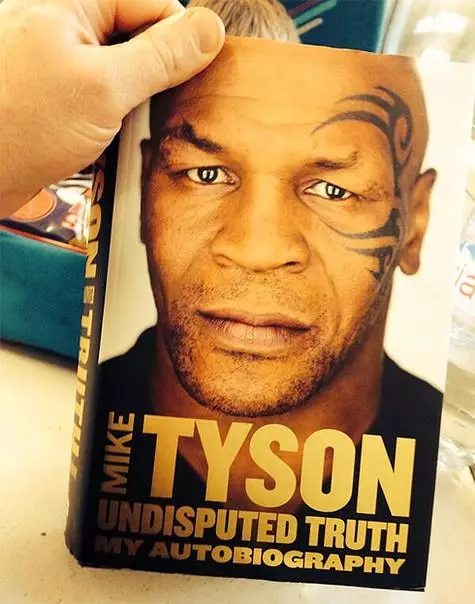 Tuka Tyson grāmata. Foto: Twitter.com.