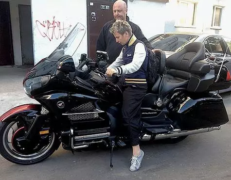 За време на патувањето во Швајцарија, Светлана одлучи да го совлада мотоцикл. Уметникот се допадна. Фото: Лична архива Светлана Сурганова.