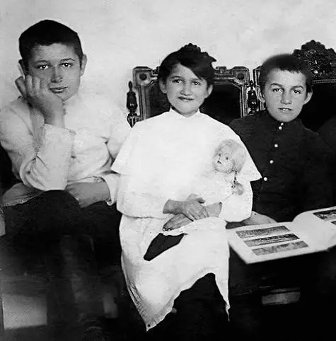 Маленька Таня росла шибеником, часто беручи участь в хлоп'ячих витівках. Фото: особистий архів Тетяна Конюхова.
