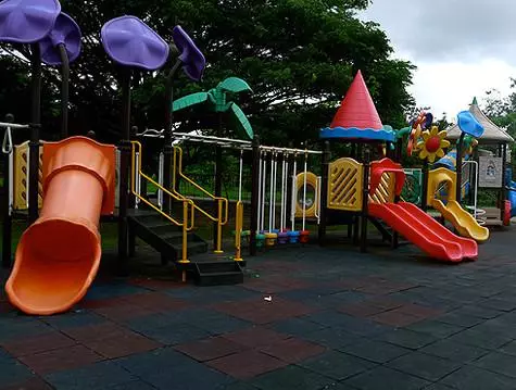 Taman permainan kanak-kanak juga terletak betul-betul di sana untuk yang terkecil.